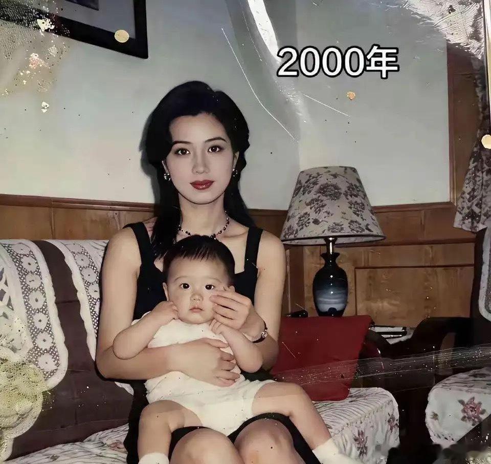 2000年的旧影，在当年的大城市上海，这户人家家境算拔尖吗？ 
