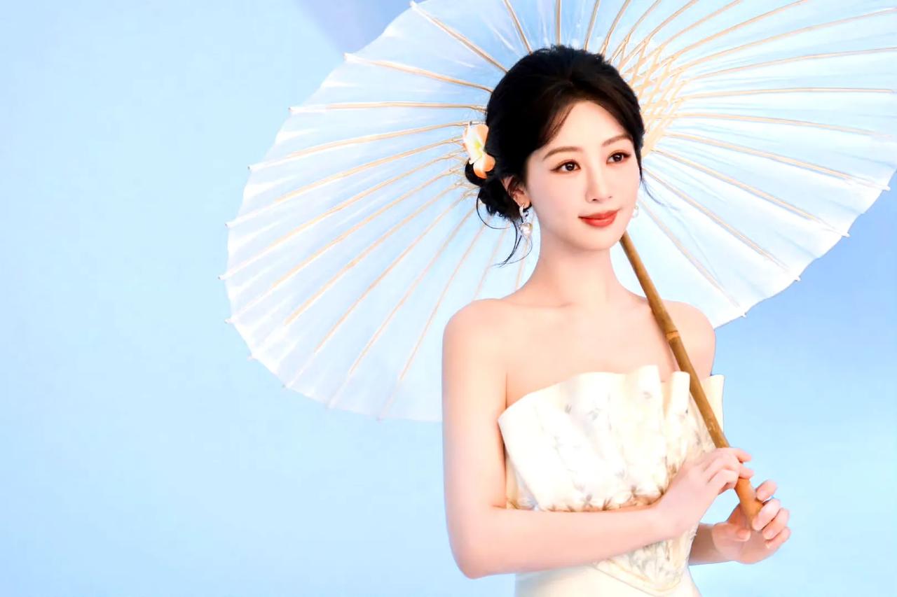 杨紫这组广告拍摄的妆造好看呢！

她真的是红气养人，如今每个平台都有爆剧加持，9