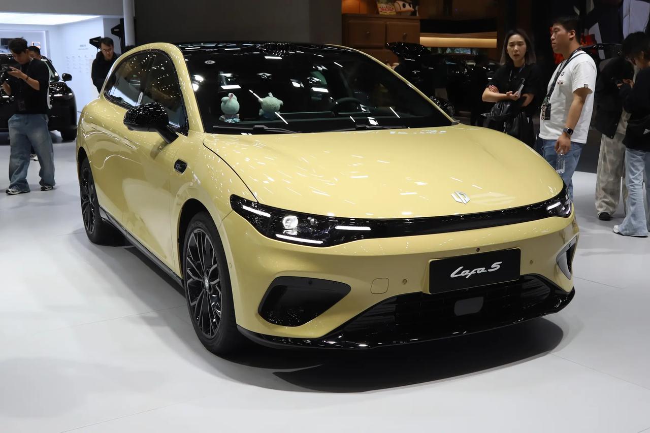 零跑Lafa5在广州车展正式上市，以限时惊喜价9.28万元起售，真的很懂年轻人，