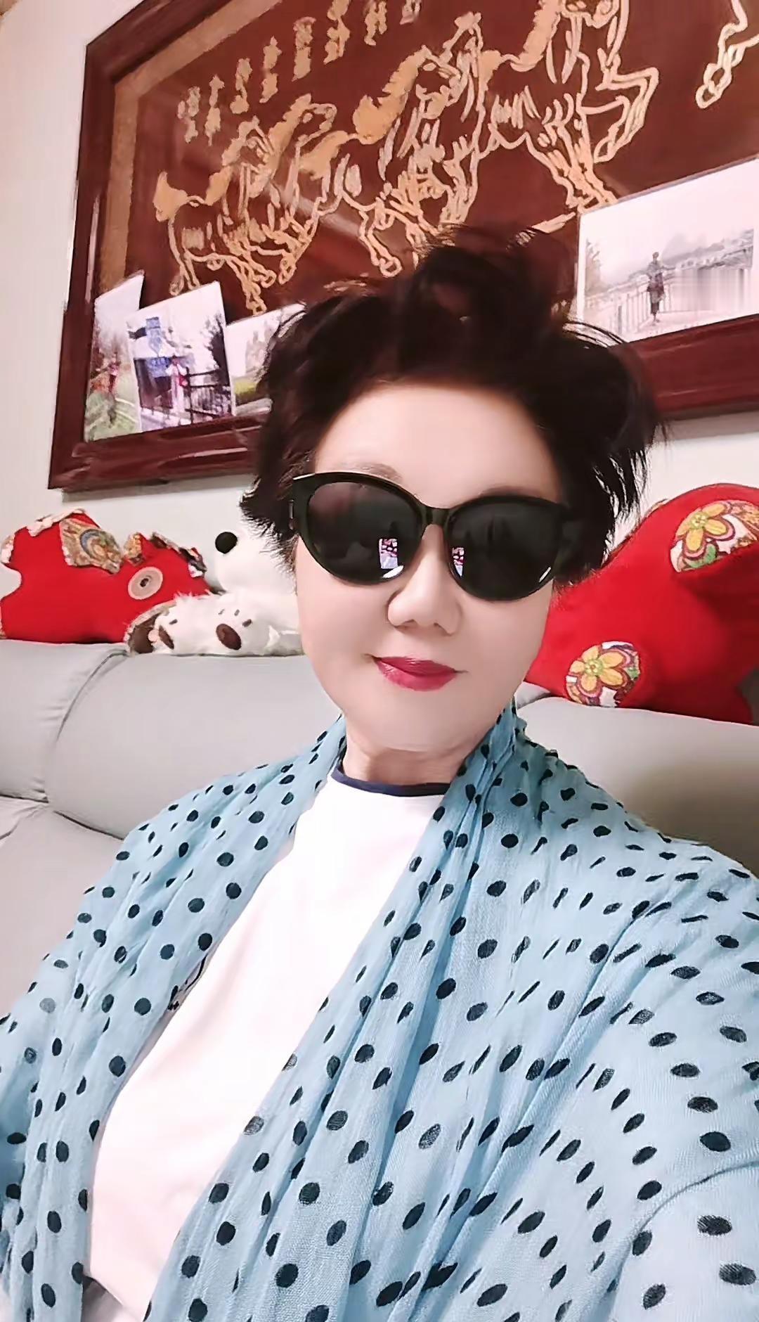居家自拍一个人的快乐！简单穿搭穿出自信穿出美丽！✌✌✌🌹🌹🌹😁😁😁