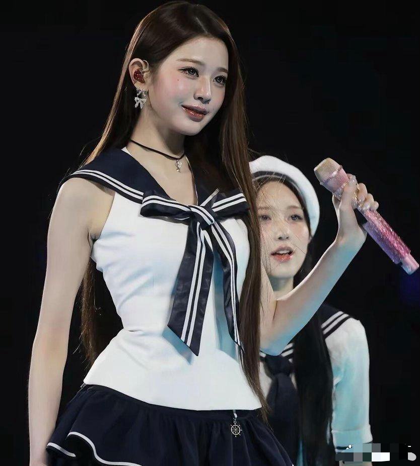 韩团成员张元英的舞台照太吸睛，这身水手风演出服衬得她身材优势格外突出，这开了挂的