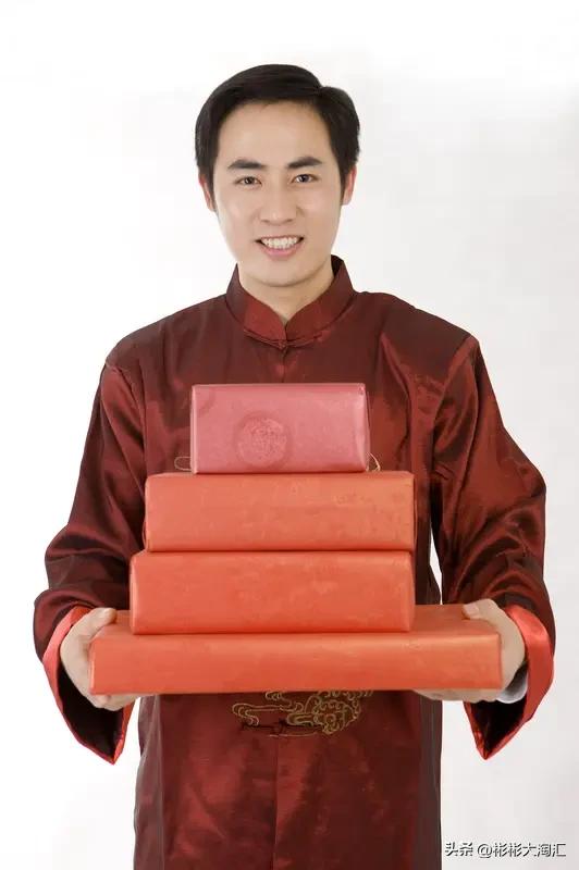 中国人是很独特的群体。从文化内涵看，“中”字有不偏不倚之意，“人”发音通“仁”，