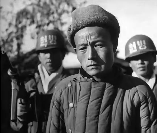 1952年，朝鲜巨济岛上，叛徒李大安把两名志愿军战士心脏剜出，还把其他战俘臂上、