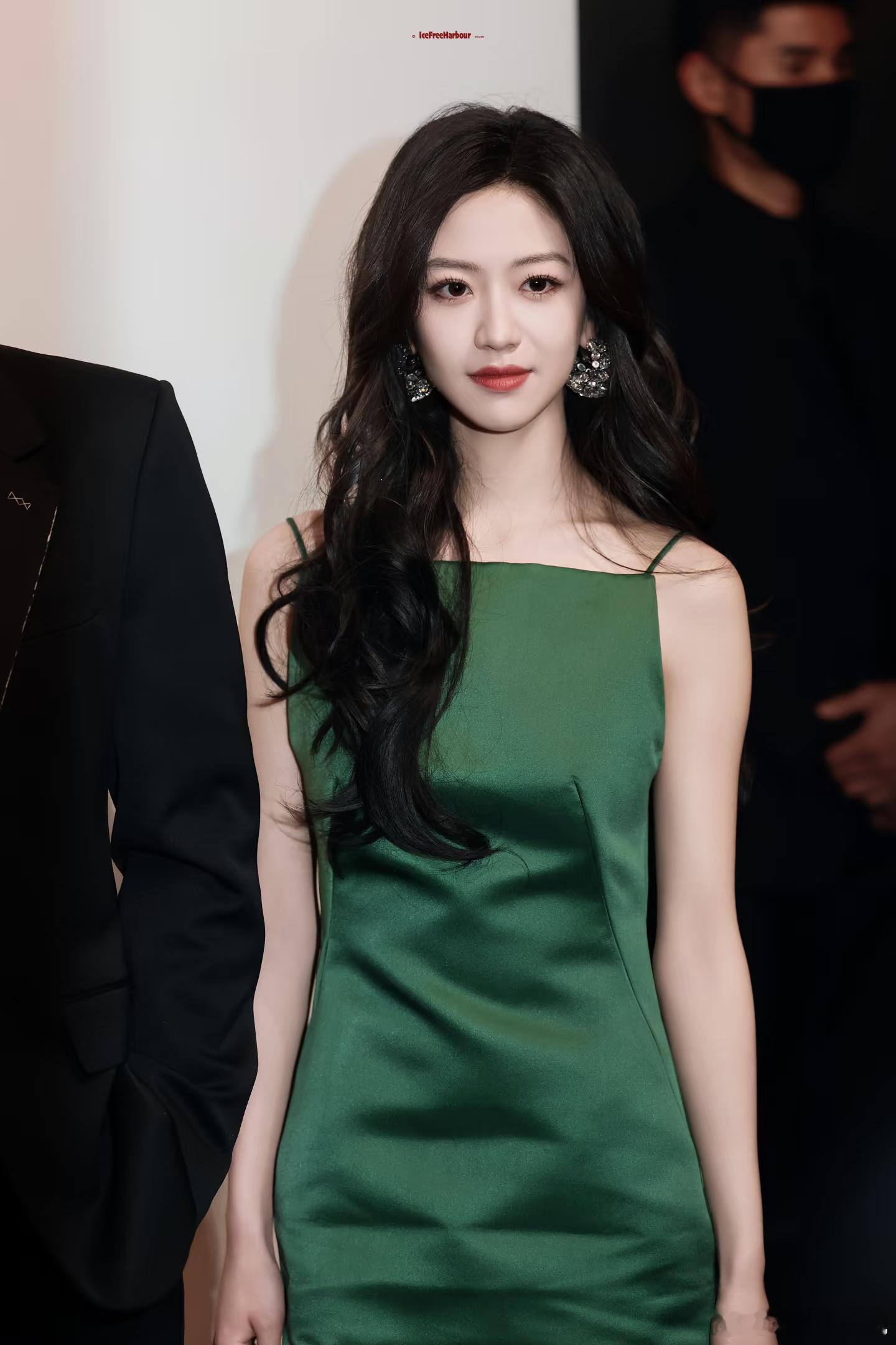 向涵之腹肌向涵之这个身材我真的慕了，好明显的马甲线啊～这也太瘦了向涵之腹肌马甲线