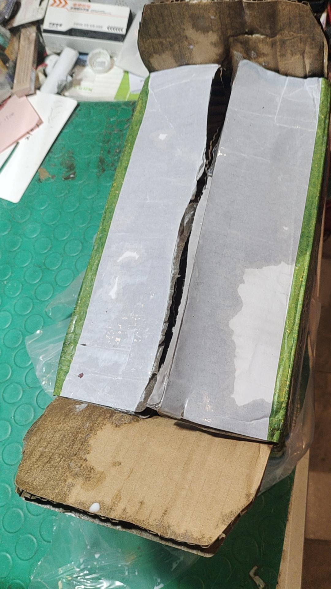 前几天从东北买了一箱纯牛奶，收到就是这副模样——变形严重，还爆了几盒。看来买牛奶