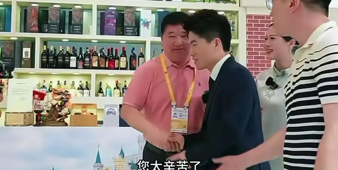 董宇辉逛消博会，被一位山东大哥拦下。

大哥说自己投了八个亿，做酒和文旅，就冲董