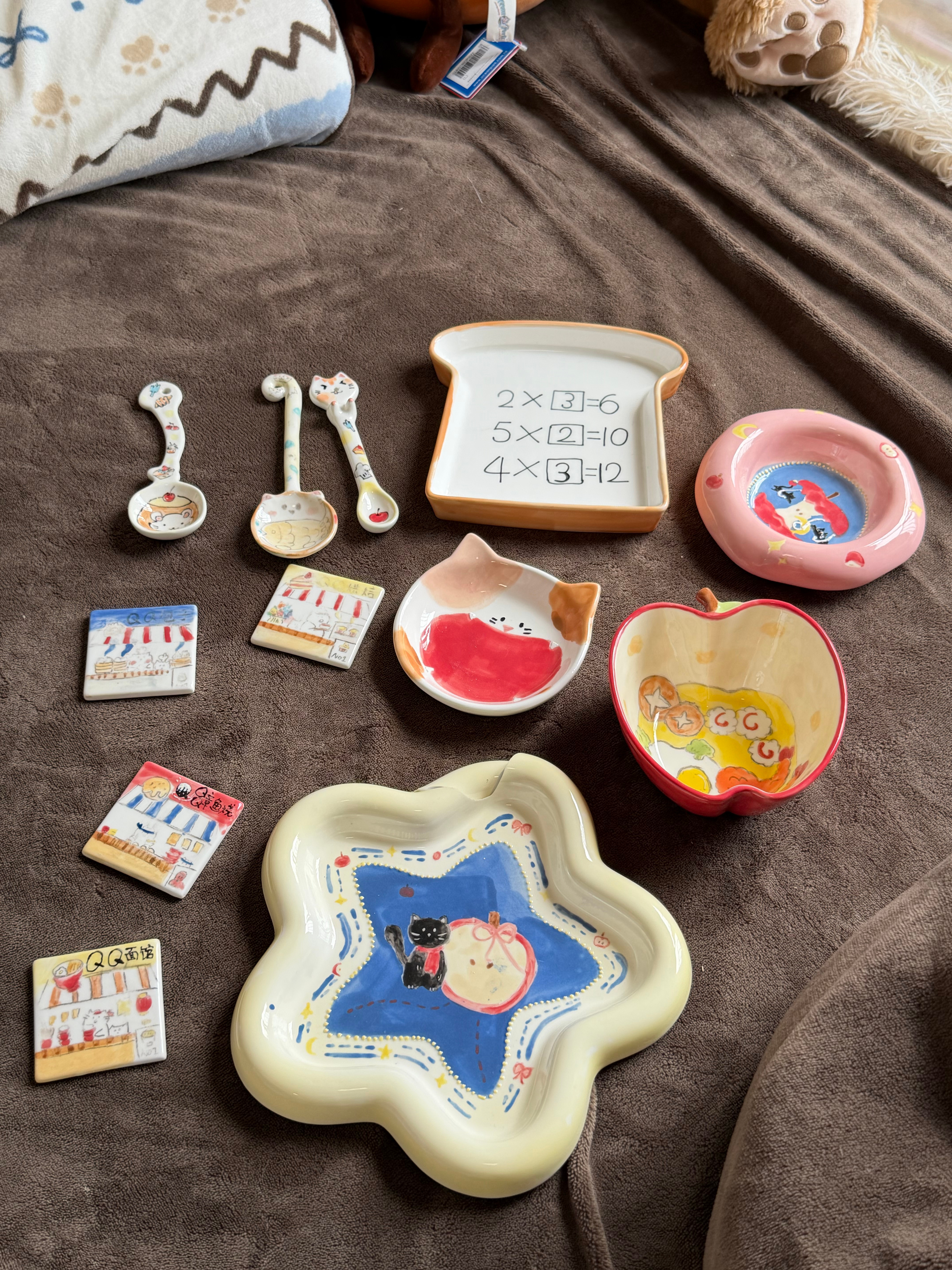 我的陶瓷烧好了！！！这个蓝色咋这么深呢！不是我想象中的天蓝色。还有我的冰箱贴也失