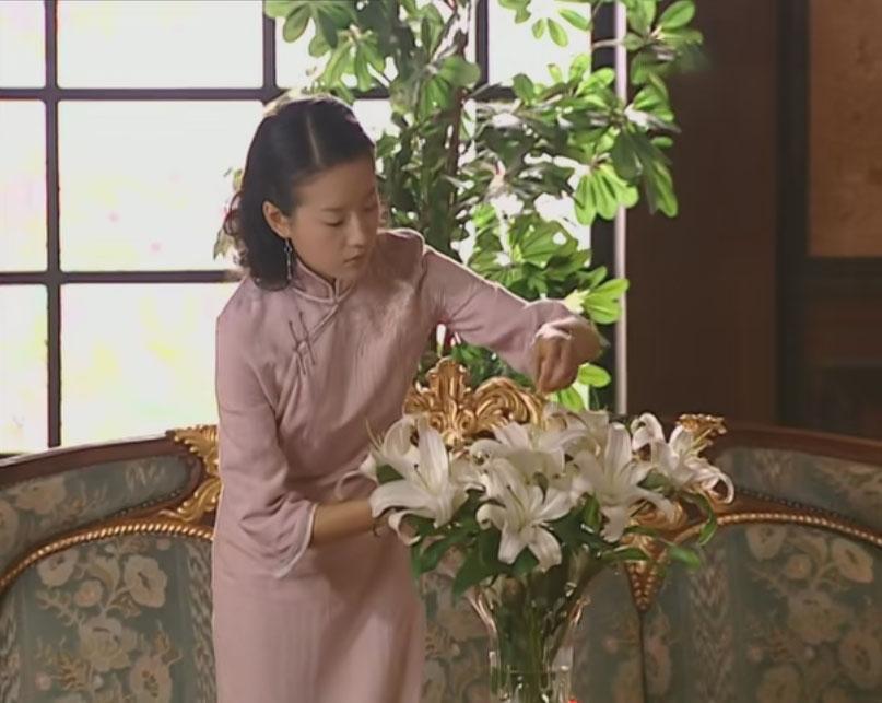 冷清秋用心呵护百合花，就像用心呵护自己跟金燕西的爱情。

可惜插花本就缺乏土壤基