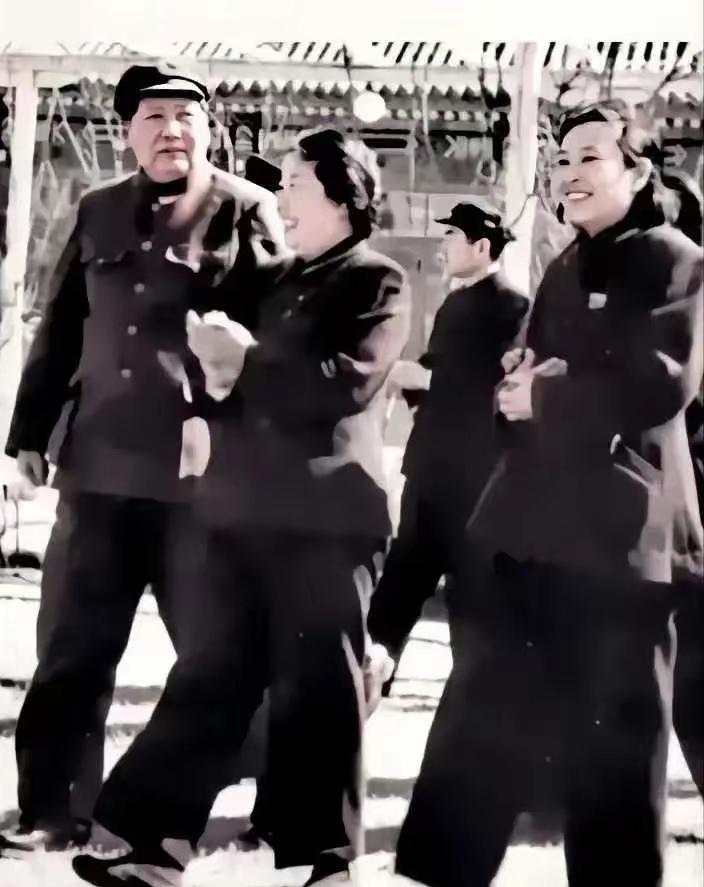 一张会“说话”的老照片！画面里，毛主席和邓颖超、蔡畅大姐并肩走着，几个人一边走一