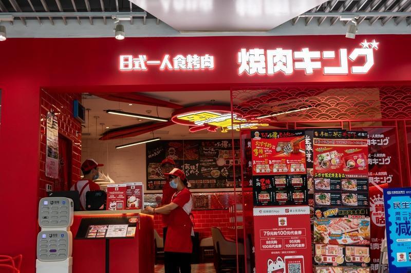 一个人打发时间的方式可太多了。想放松治愈，就去逛超市感受人间烟火气，或是找个角落