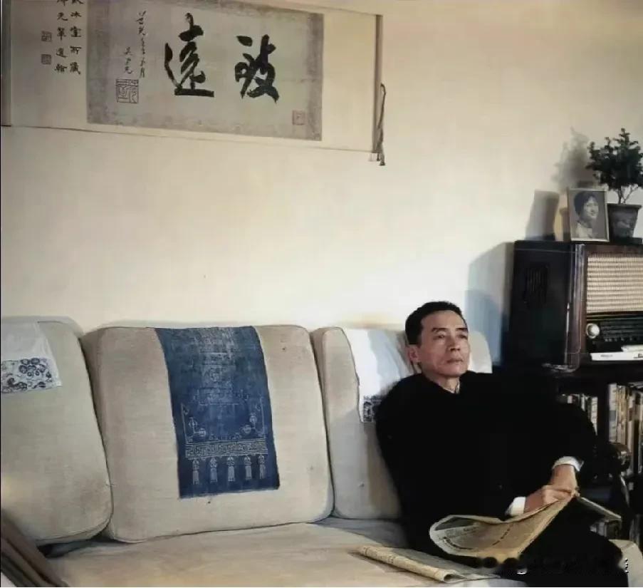 孤独的建筑学者梁思成与他的“荷屋”

1962年，梁思成因身体不适回到屋里，这位