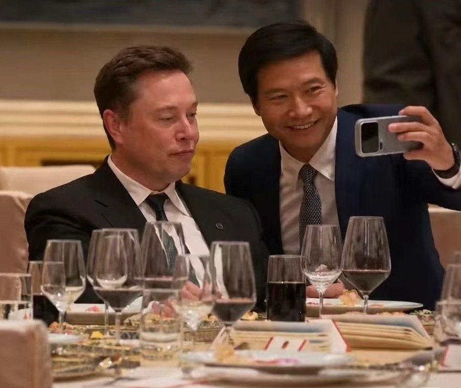 说马斯克不给面子的能不能跟上点潮流，马斯克做的是wink的表情这个表情在国外很火