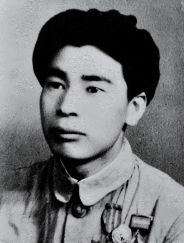 1948年，一名日本少年隐姓埋名，以中国人的身份加入中国人民解放军。此后，他在辽