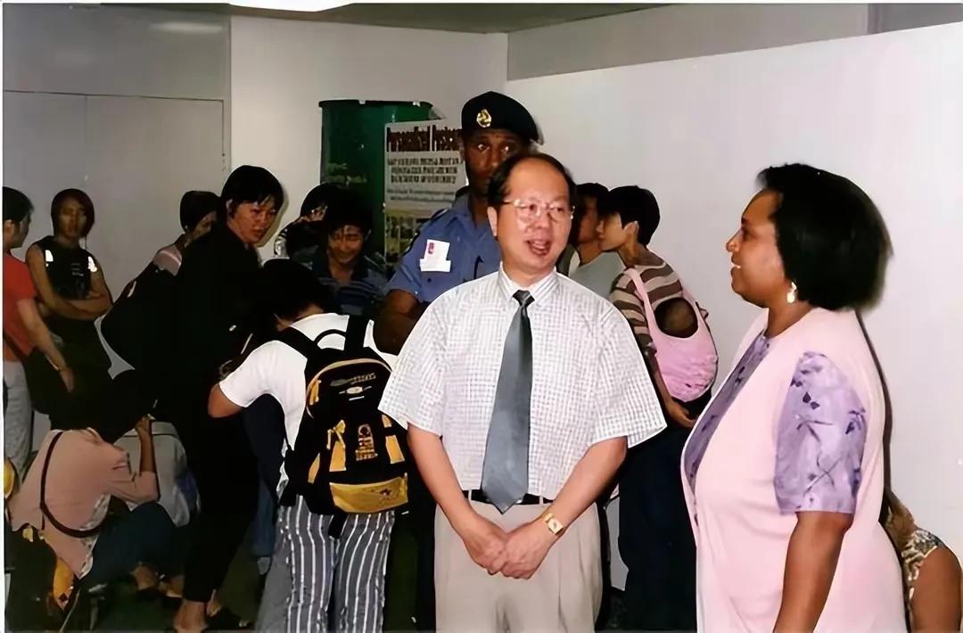 2000年6月5日，南太平洋所罗门群岛上突然发生政变，总理被反政府武装迅速抓捕并