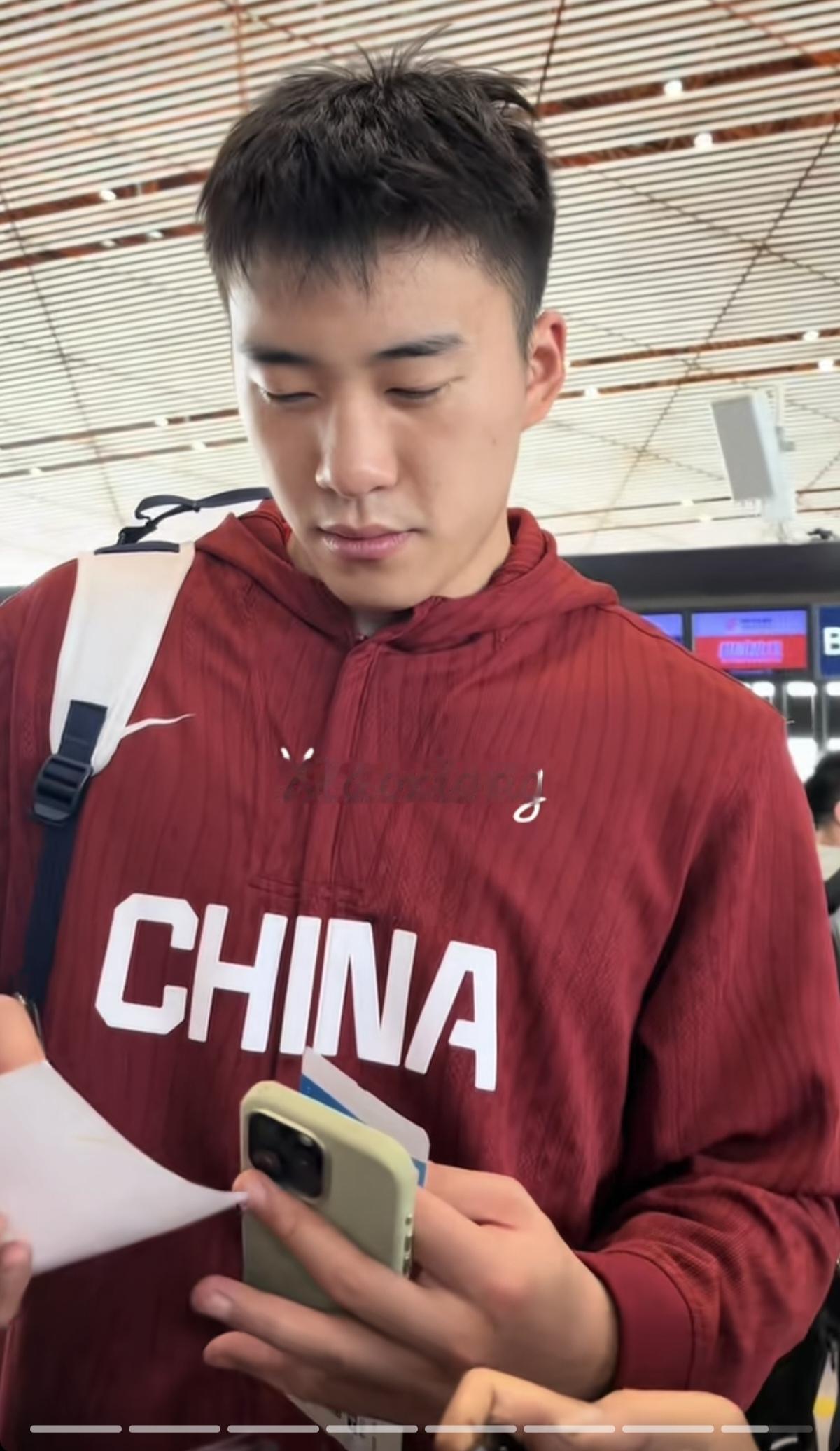 中国男篮前往杭州热身，谁是队伍的老大！胡金秋走在最前面，徐昕中流砥柱，一柱擎天！