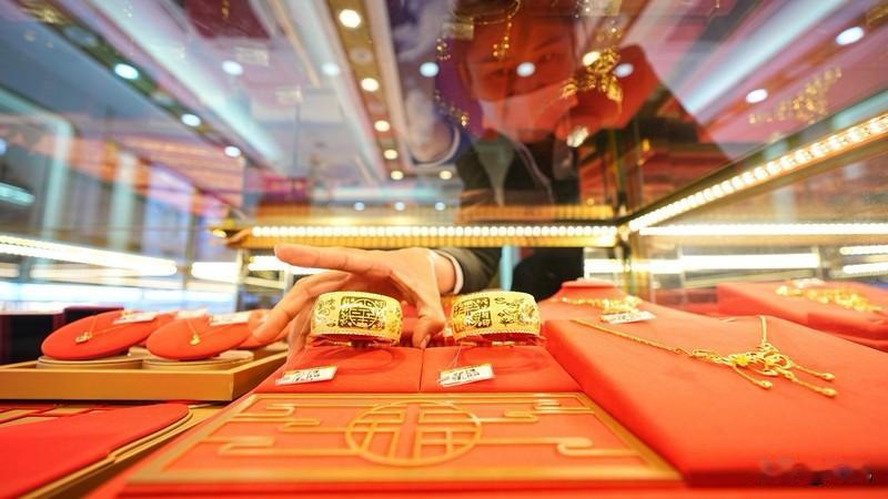 知道年底喜事多，周大福等黄金饰品店也立马涨价，果然是扎堆贵！

据悉周大福一口价