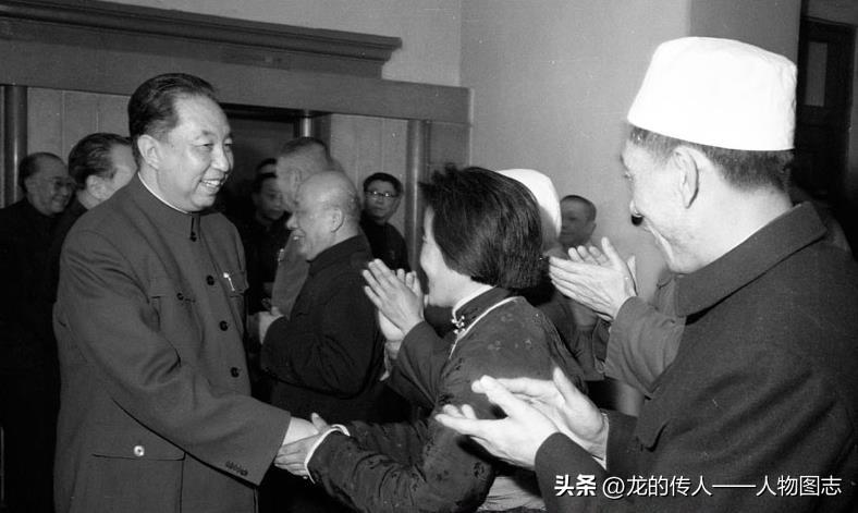 1978年2月27日傍晚，华国锋到宁夏回族自治区代表团驻地，看望出席五届全国人大