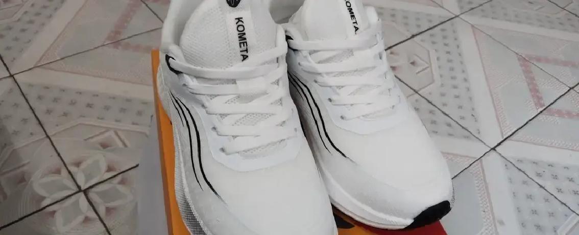 14岁娃自己下单买了双雪白球鞋，家长一看就头大：这色儿打一场球就报废。
娃坚持要