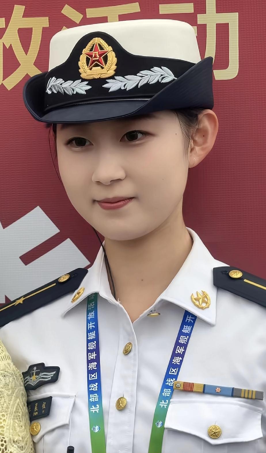 这位美女小姐姐到底是技术军官？还是指挥类军官？

从领花来看，是五角星，应该是指
