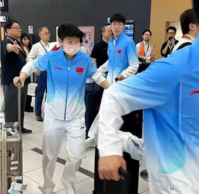 抵达日本才两天，王楚钦亲口讲出退赛真相，很多人都猜错了