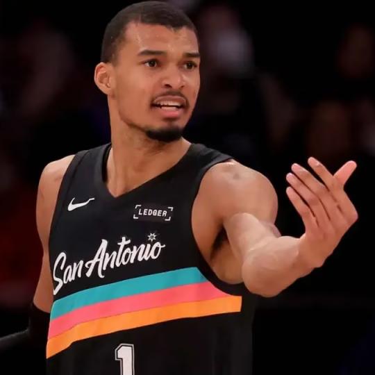 最近NBA的得分榜真是炸开了锅！热火中锋阿德巴约刚刚轰下83分，直接把科比81分