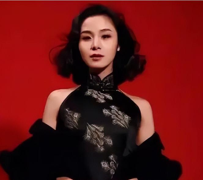 她就是密春雷的前妻，现在住在上海独自抚养两个孩子，资产一点没被前夫牵连。

（主