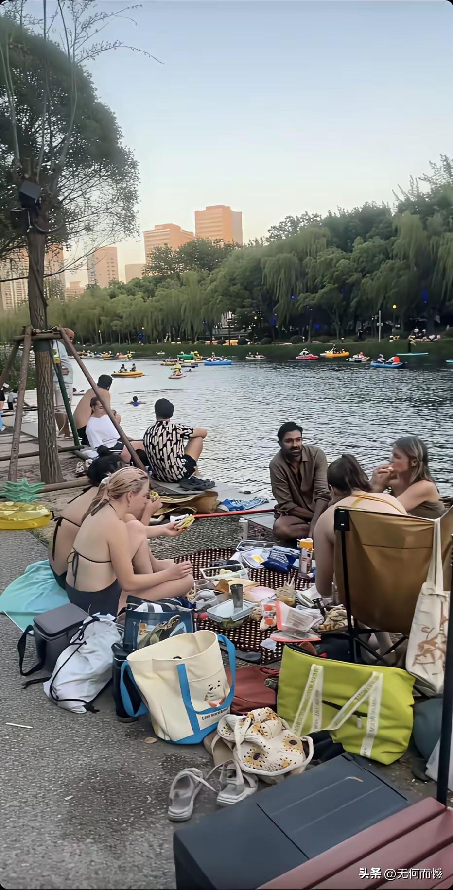 外国人在北京，生活的很滋润，看他们尽情享受的样子，真是怪羡慕他们的。假如我们到了