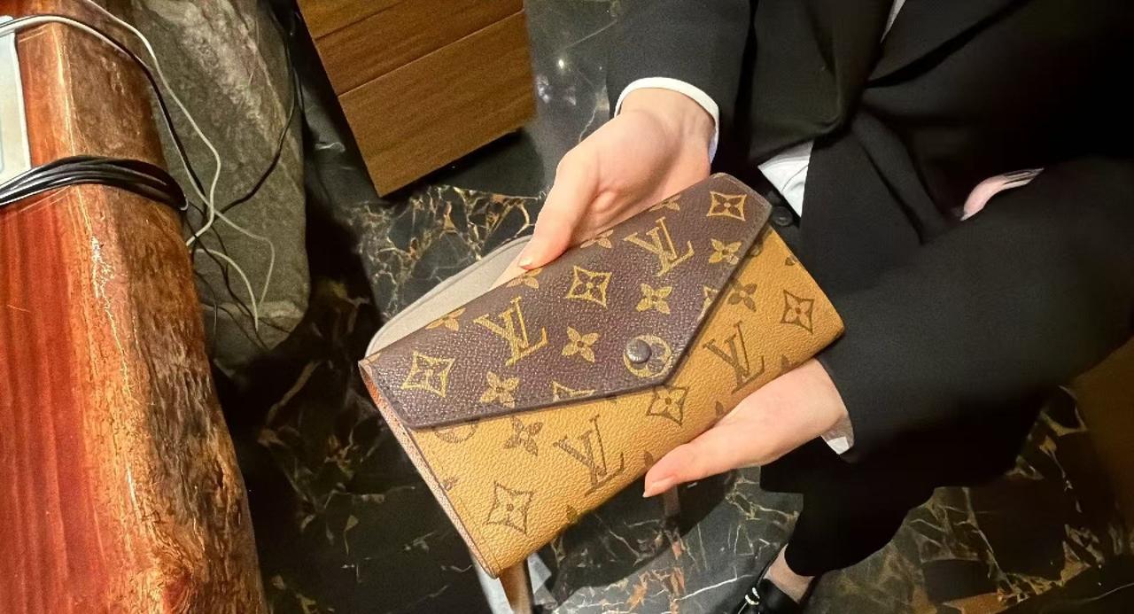 【失物招领】
重庆快闪号码牌280的宝宝，你的钱包遗失在宽院子餐厅，请失主前往核