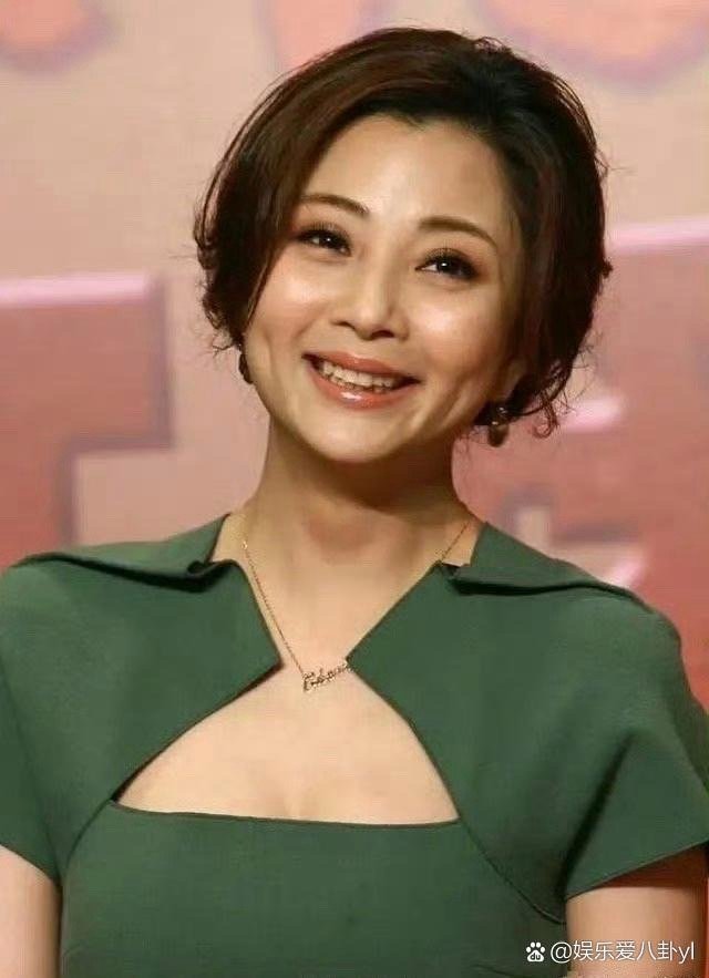 殷桃四十多岁依旧韵味十足，成熟大气又温柔，岁月沉淀下来的美太动人了。 