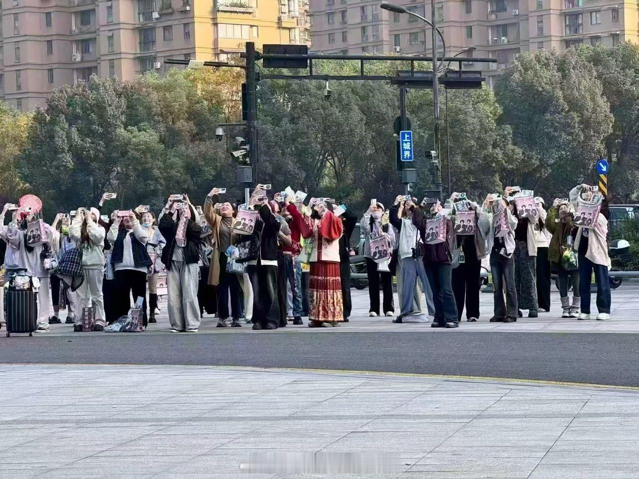 这群神入看出来了，家衩还没画册外墙有吸引力 