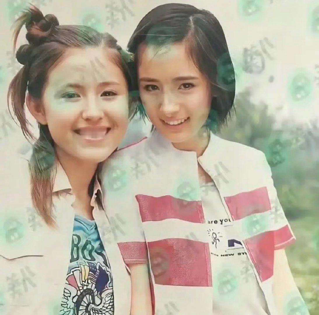 杨幂热依扎早期旧照美女贴贴就是最香的！杨幂热依扎同框拥抱，原来 16 岁就认识，