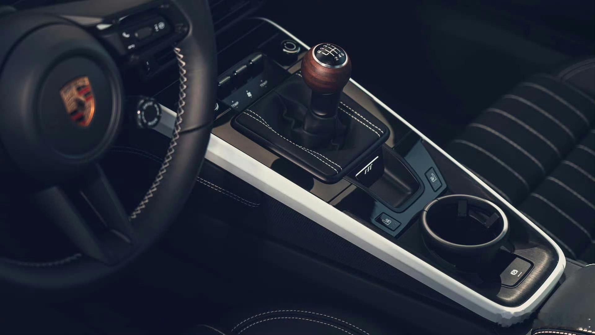 保时捷推出了手动挡的911 Carrera S（北美限定）保时捷在这个时代推出这