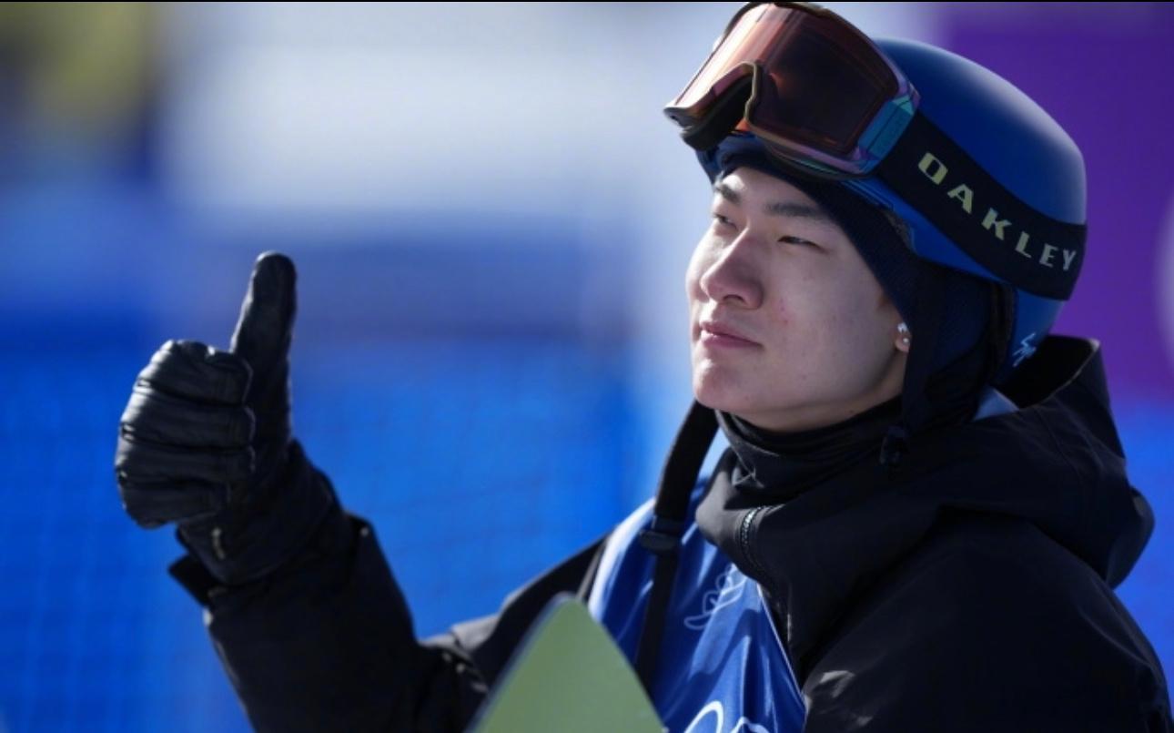 2月15日讯 米兰冬奥会单板滑雪男子坡面障碍技巧预赛，中国选手苏翊鸣排名第8晋级