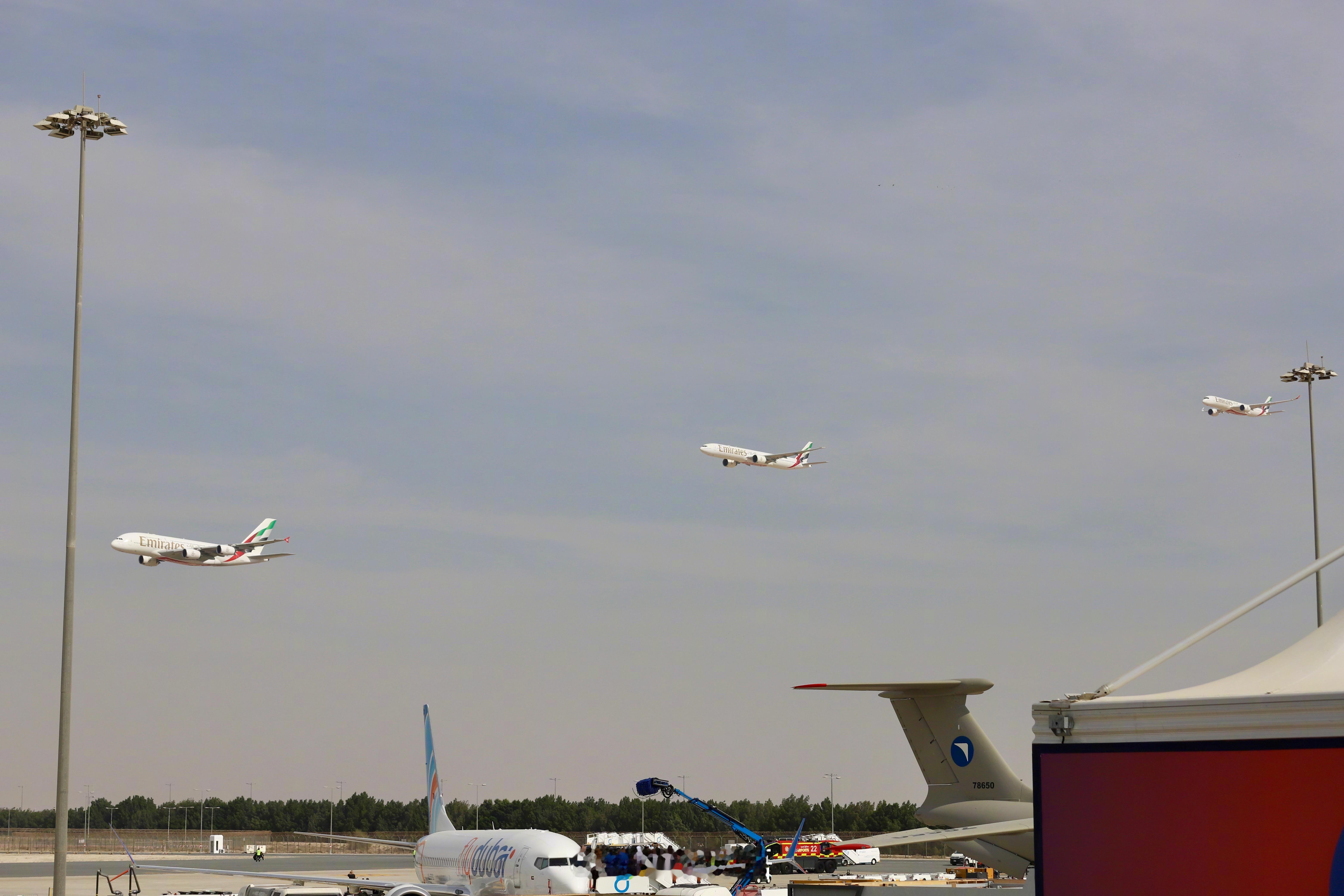 【A380这样低高度通场，刺激！】前天，迪拜航展开幕首日飞行表演由阿联酋空军多机