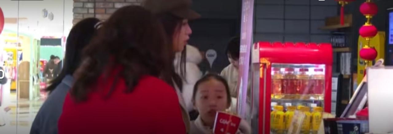 新春将至，年味渐浓，文旅消费市场持续火热。影院里人头攒动，春节档影片备受欢迎，阖