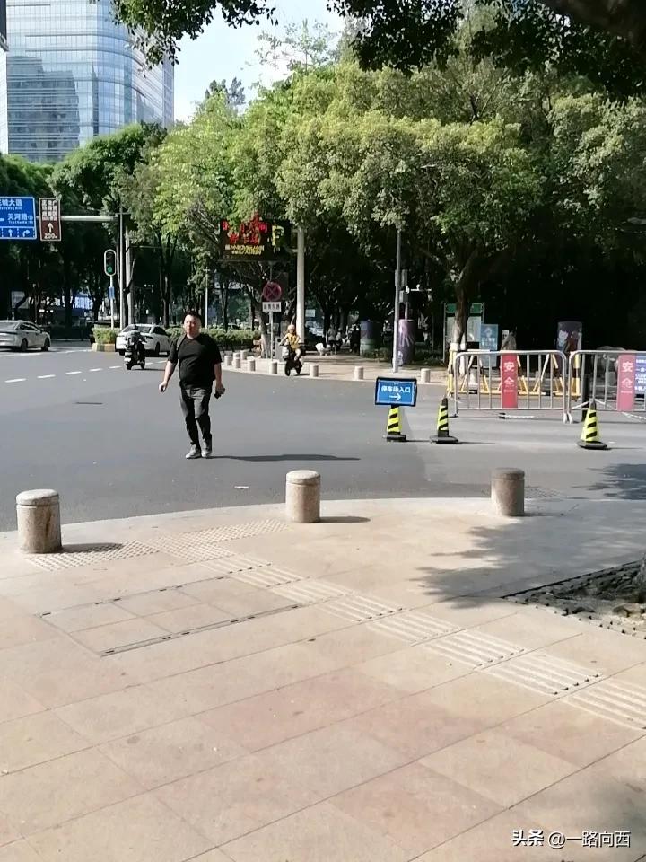 长期挨饿,身体能扛得住吗? 长期挨饿，身体肯定扛不住啊！
长期挨饿首先会造成营养