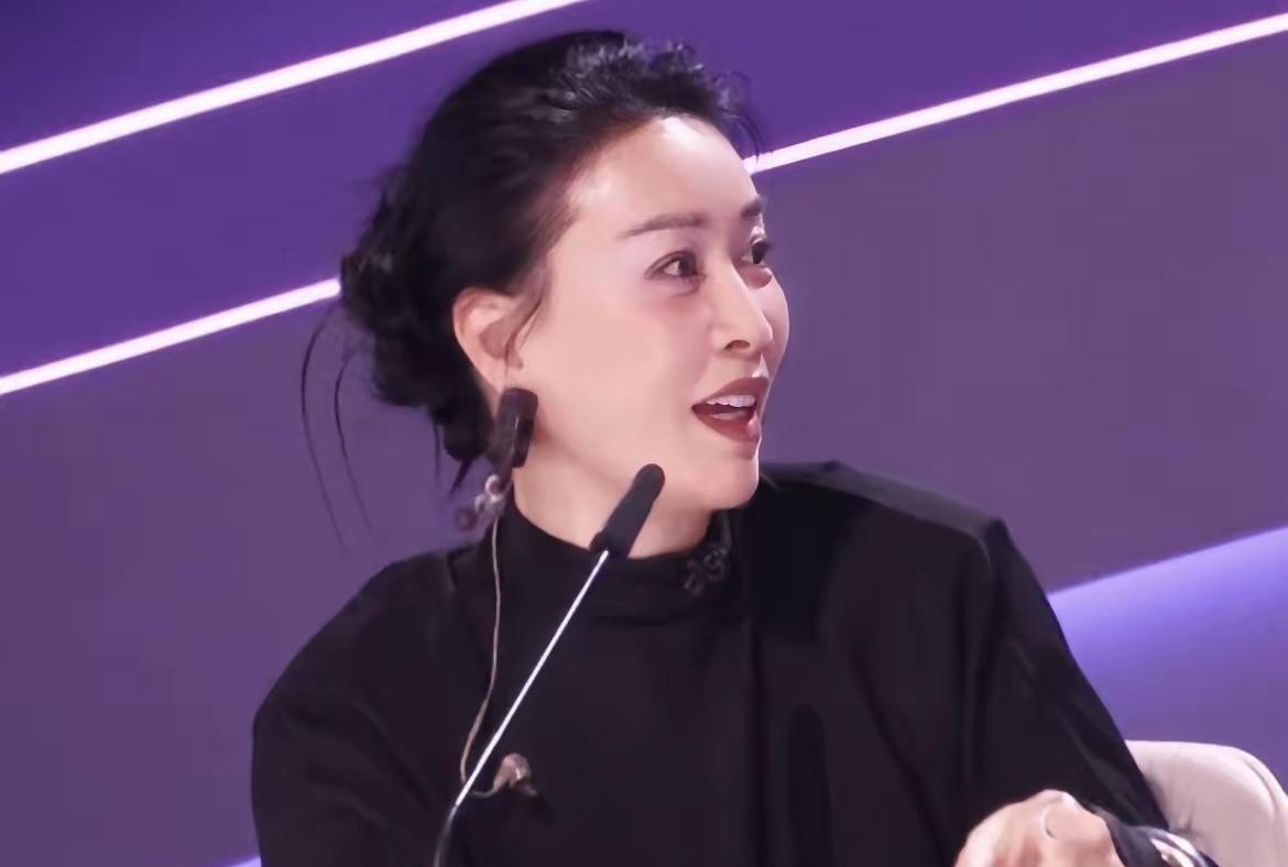 那英突然变美，是因为她终于“老了”。
56岁，戒掉熬夜，走进健身房撸铁。
脸上胶