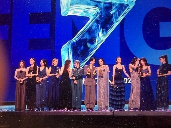 浪姐成团名单冉濛就这样把奖杯撂地上理都不理她俩平时比赛时还会紧张到手抖，因为知道