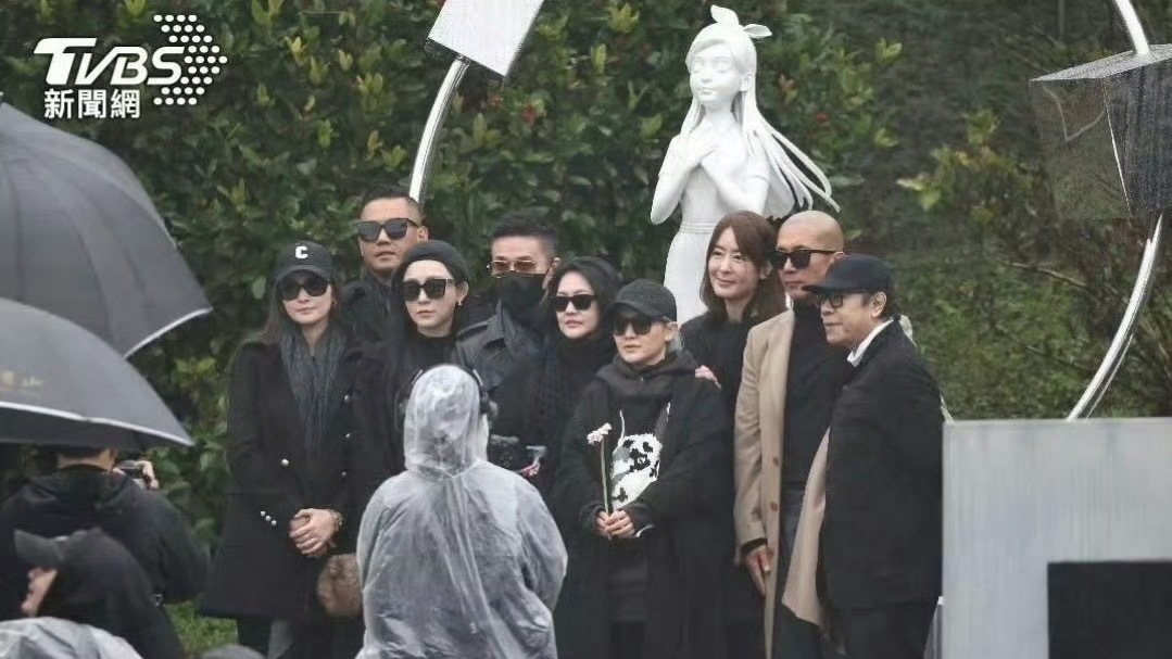 小S鞠躬致谢大S雕像揭幕仪式现场，小S现身雨中，含泪双手合十向现场媒体及来宾致意