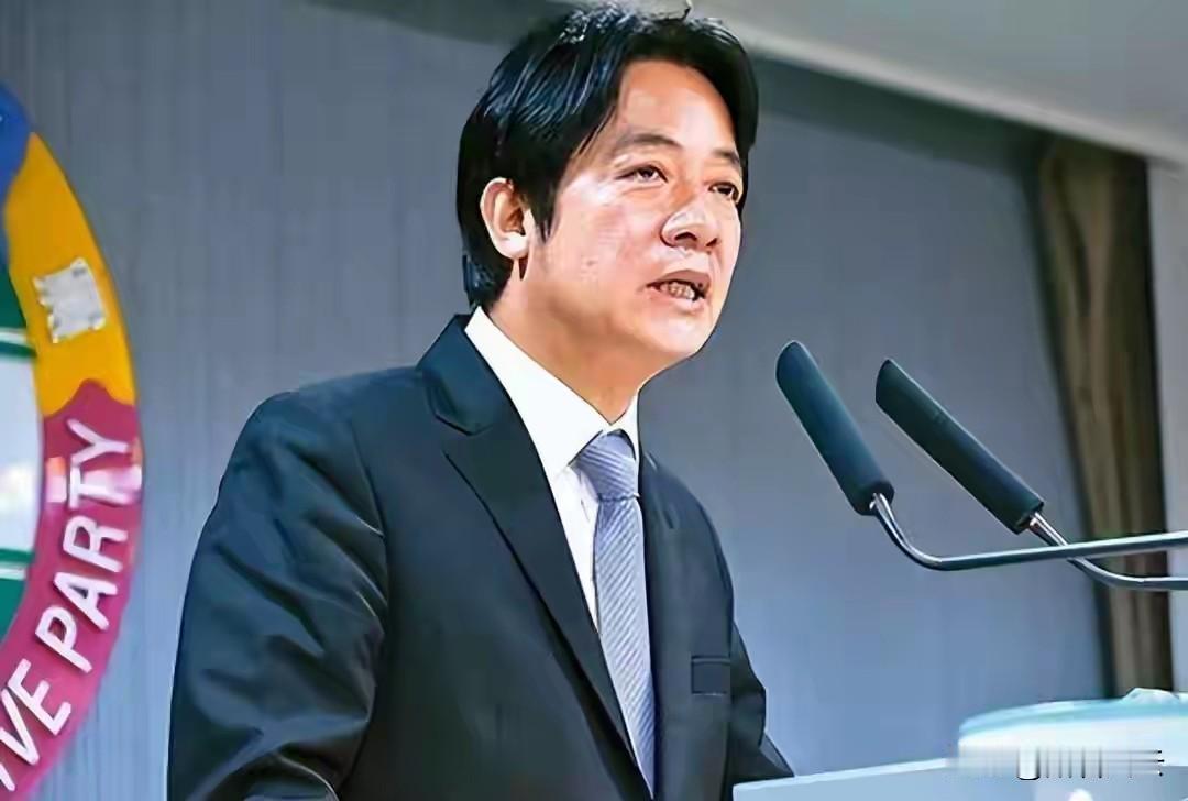 赖清德今日记者会上狂吠不止，叫嚣“强化台独认同，反对中国统一”，竟妄称“‘一国两