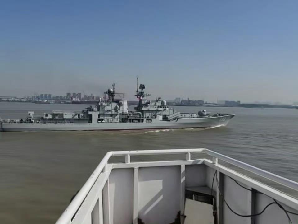 长江航道散装货运船偶遇满载8000吨级泰州号驱逐舰舰 ​​​