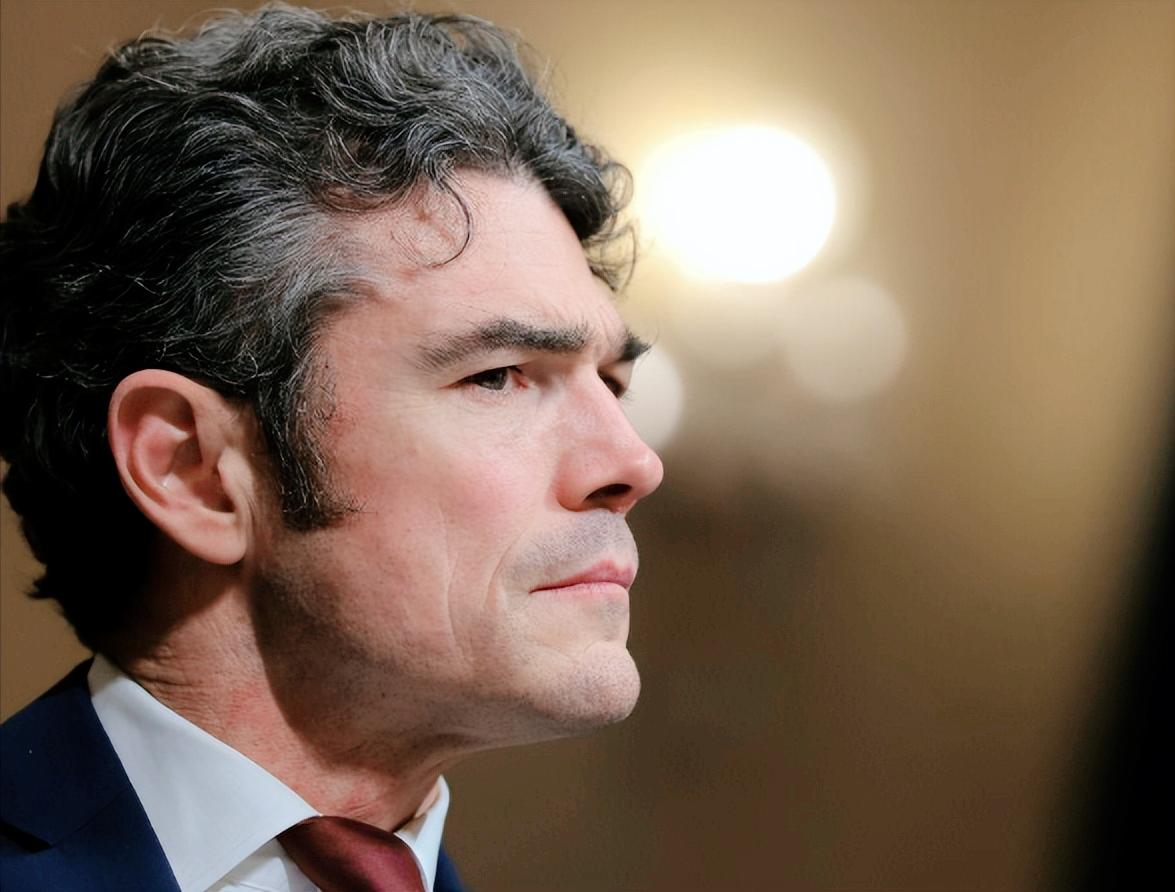 特朗普都混成这样了？自己一手提拔的铁杆心腹、国家反恐中心主任肯特竟然反水了，前脚