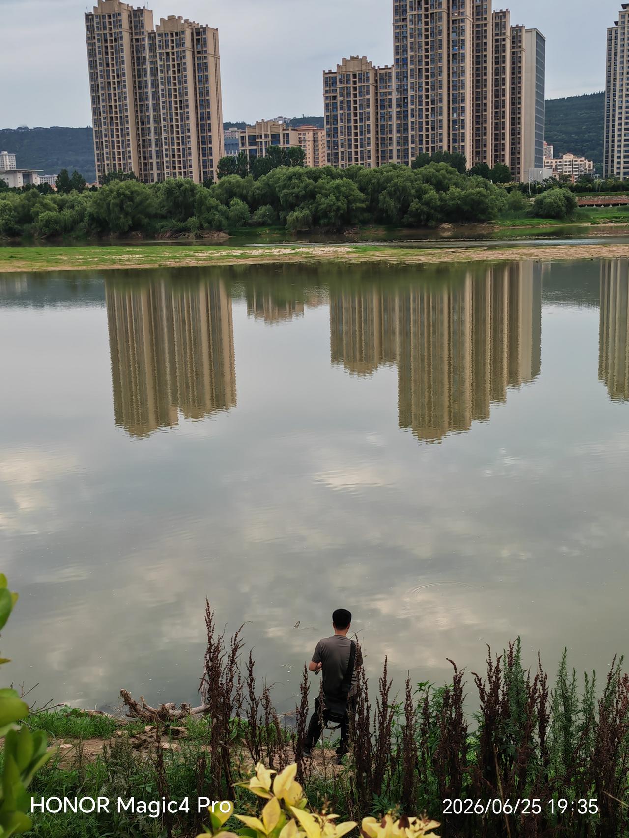 文明垂钓，守护渭水清波
 如今宝鸡渭河两岸垂钓者络绎不绝，从早到晚热闹不断。可不