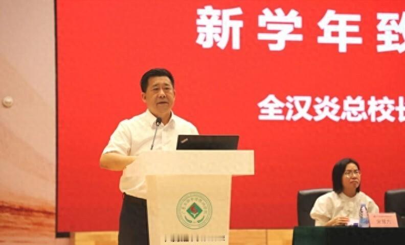 全汉炎在省实深圳开学典礼上引用钟南山寄语：要有理想，更要有梦想
9月1日下午，广
