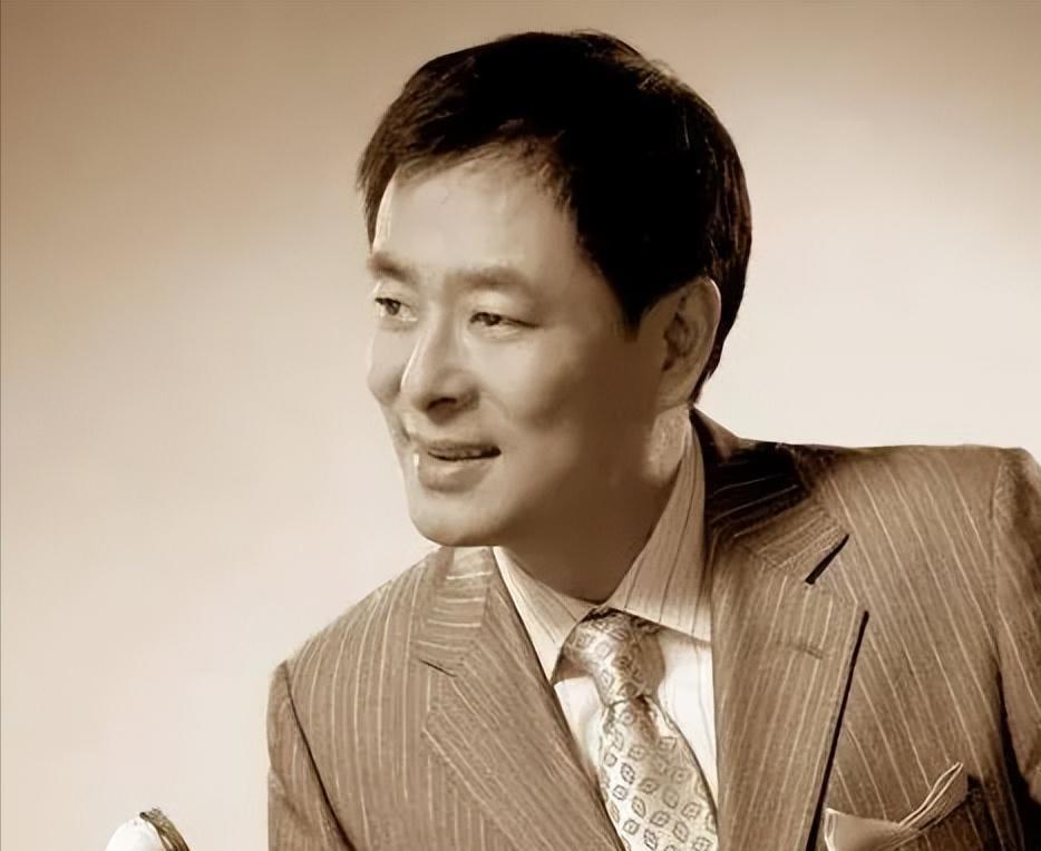 凌晨1点，一根不起眼的布绳，把一个在舞台上演过帝王、诗人、英雄的男人，重新变成了