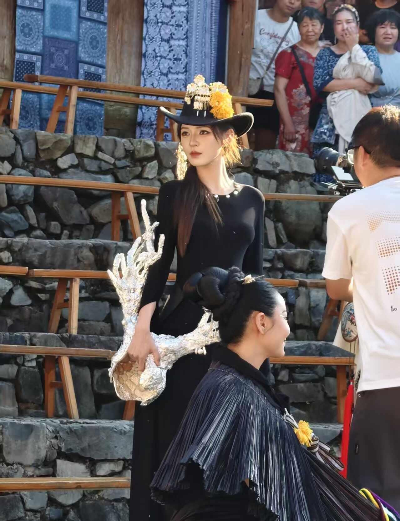 OMG!!!张予曦在苗寨走秀美神来的
民族服饰 民族美才是世界美 民族美学 苗寨