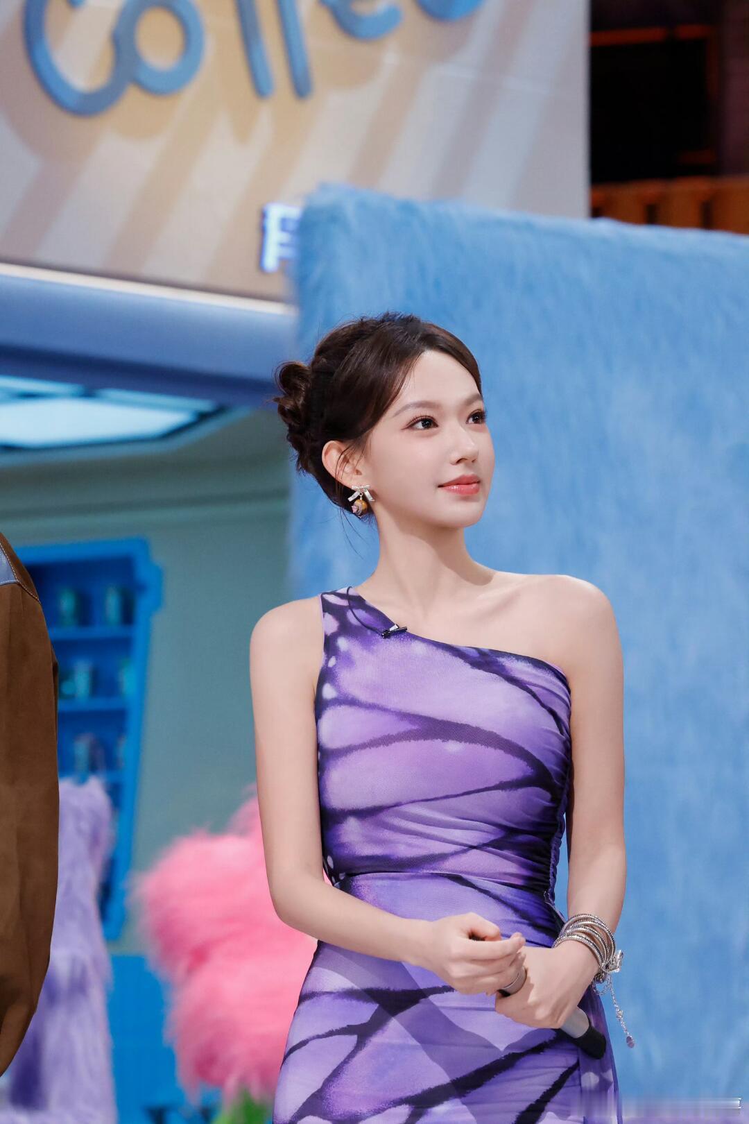 #你好星期六全员passion##程潇[超话]# 程潇好敢穿，紫色虎斑裙凹凸有致