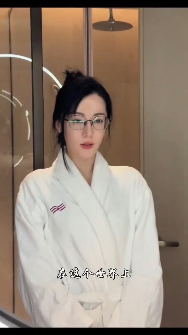 滴滴滴 迪迪报道继去年的一起 🔁播放迪丽热巴夏日来信