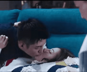 这是该小情侣尴尬，还是丈母娘尴尬😓