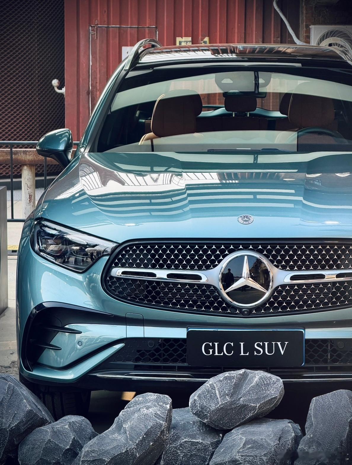 奔驰[超话]  如果要选一辆豪华品牌燃油SUV，那奔驰GLC车型就是一个绕不开的